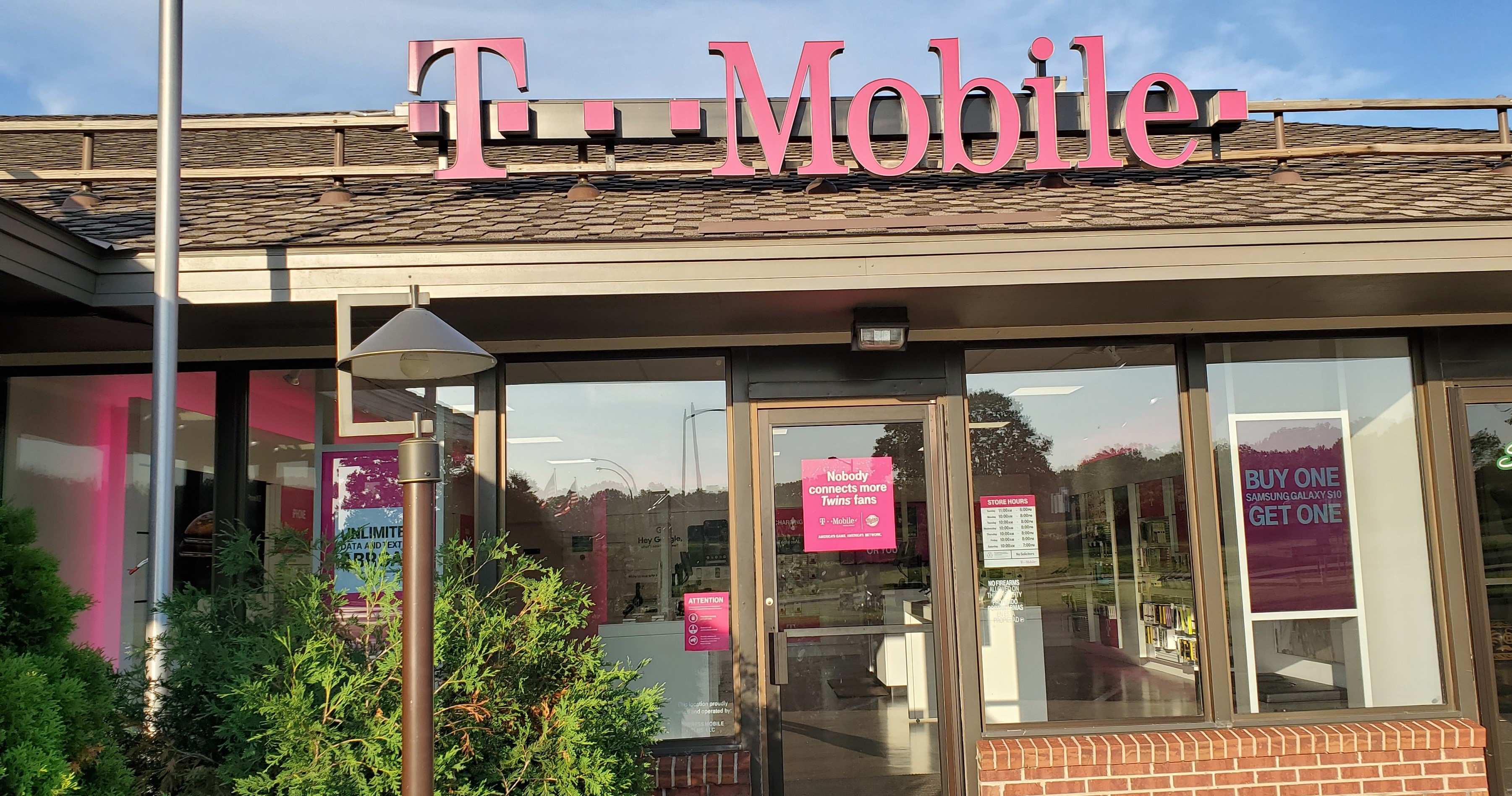 T-Mobile Store at 17400 Kenwood Trail Ste 204, Lakeville, MN | T-Mobile