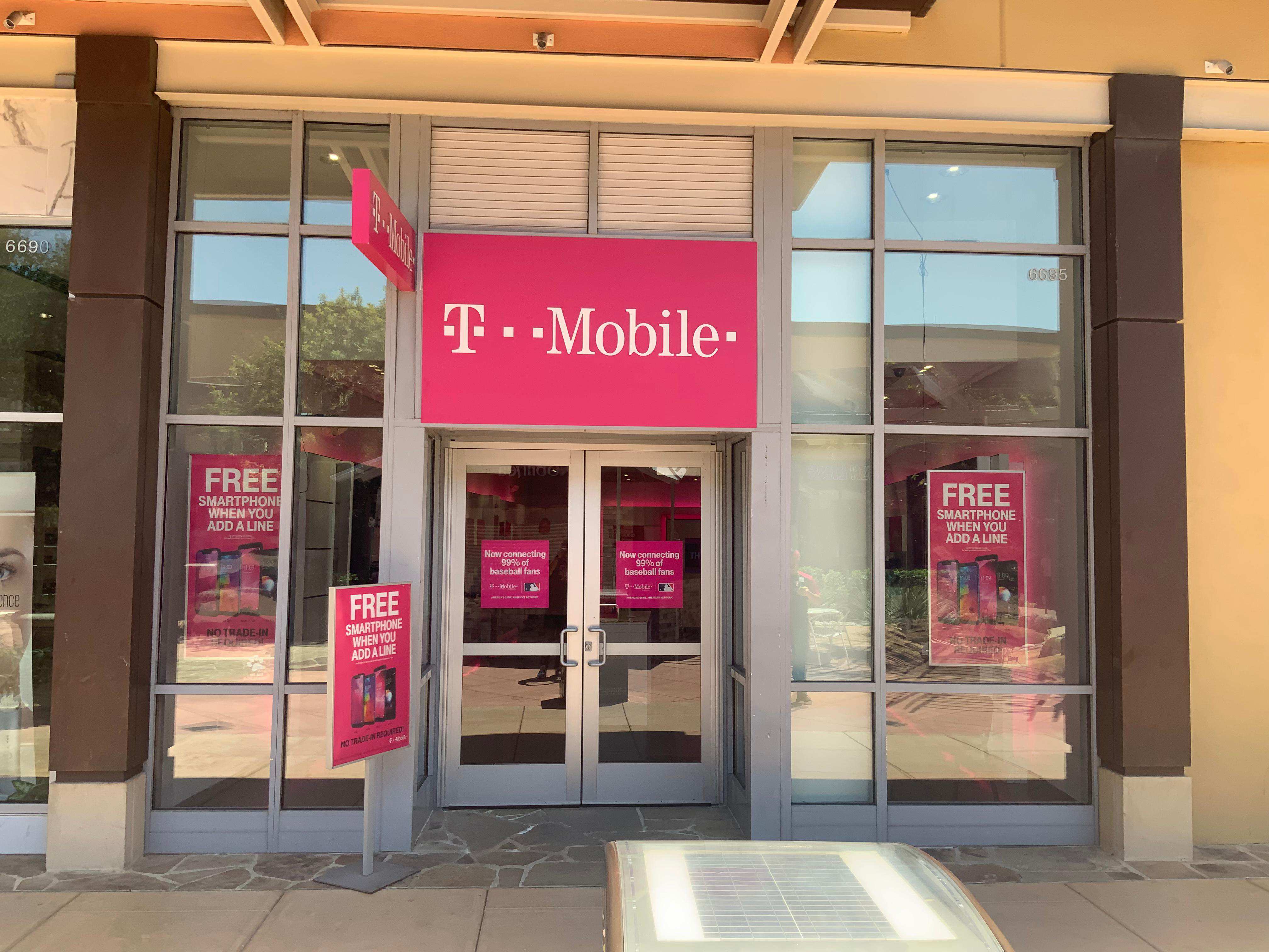T-Mobile Store at 15900 La Cantera Pkwy Suite 6695, San Antonio, TX |  T-Mobile